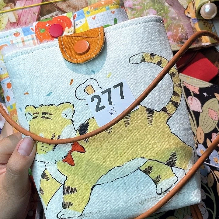 刺绣a7收纳斜挎包。 277