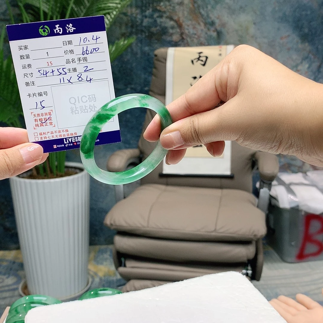 慢***悠石英质玉未镶嵌手镯