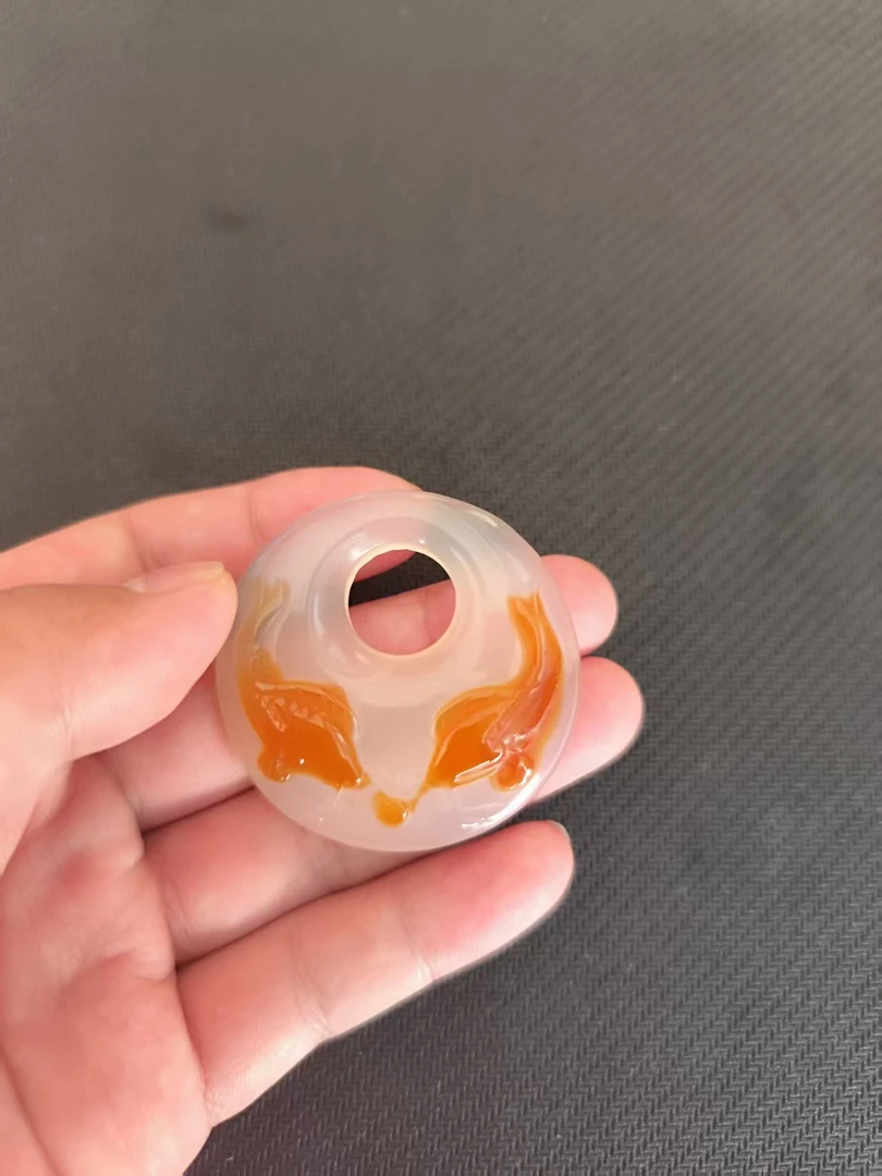 玛瑙巧雕双鱼平安扣