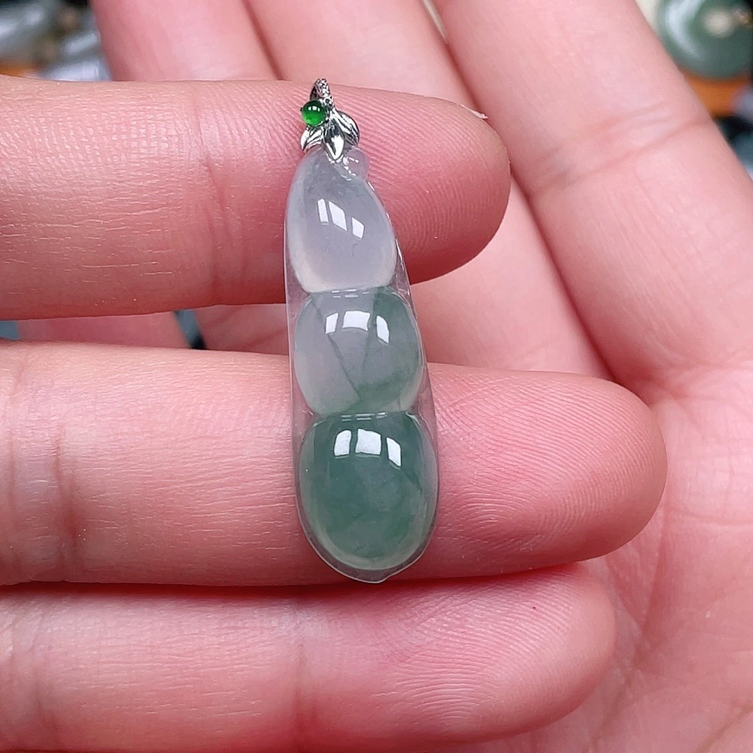 翡翠未镶嵌颈饰豆子