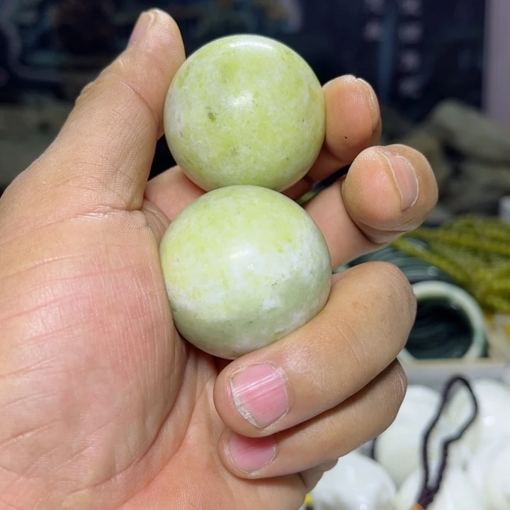 蛇纹石玉手球未镶嵌