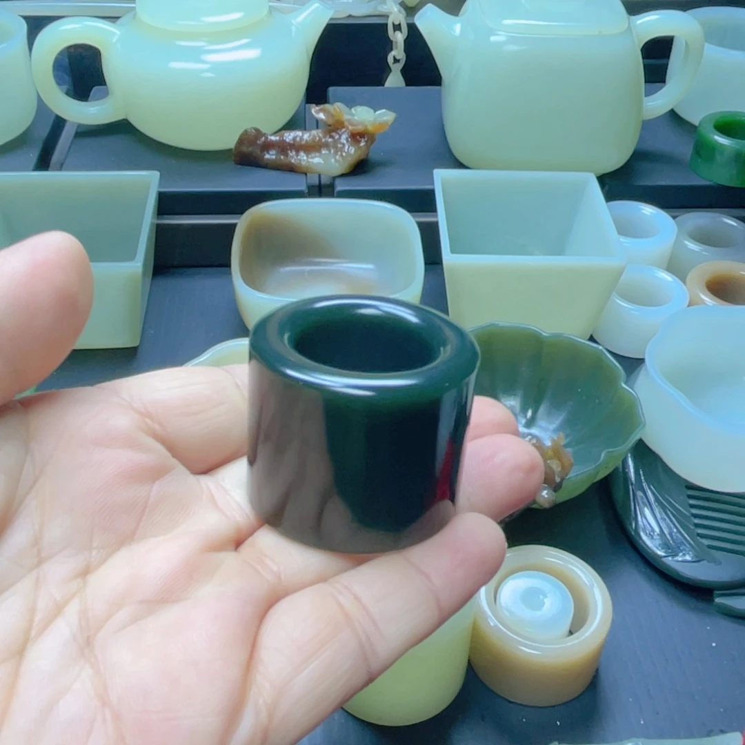 十***度和田玉未镶嵌挂件