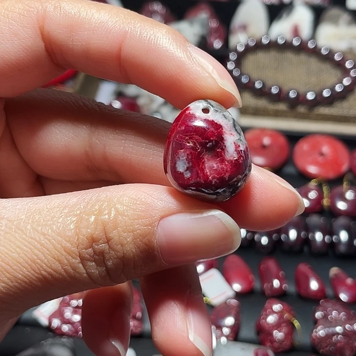 天然辰砂原石晶体吊坠