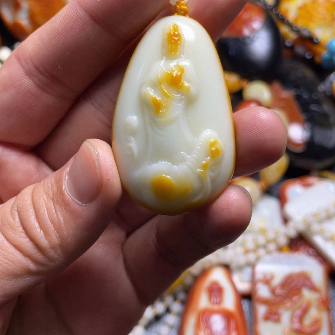 黄***师和田玉未镶嵌颈饰