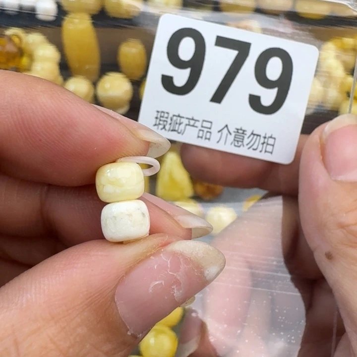 未镶嵌琥珀裸石微瑕6.9×5.6