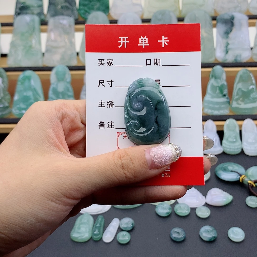 翡翠未镶嵌颈饰如意