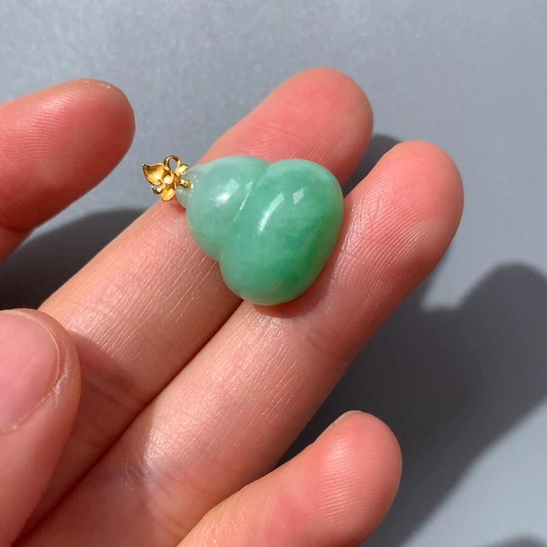 翡翠18K金镶嵌颈饰葫芦