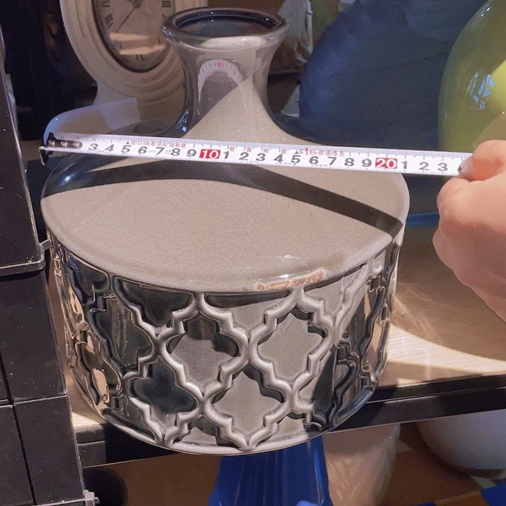 彤****r陶瓷花瓶，部分微瑕