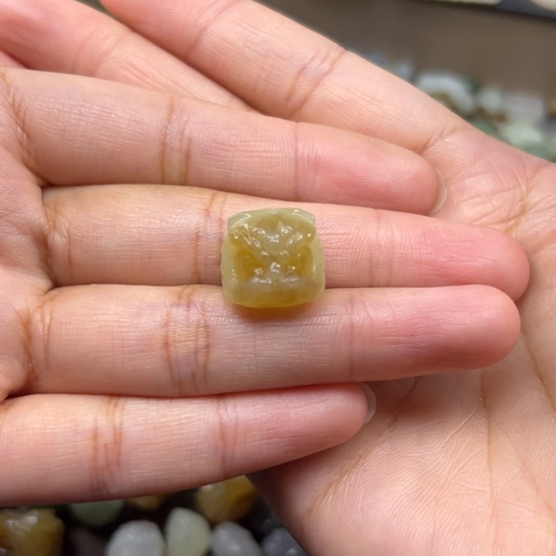 赚***子和田玉未镶嵌颈饰