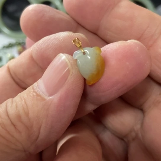 翡翠18K金镶嵌颈饰嘎嘎好