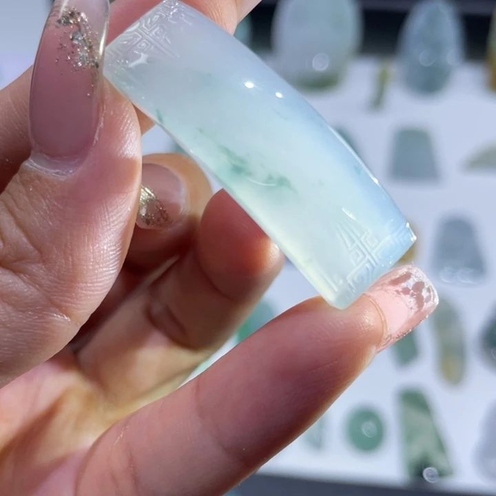 翡翠未镶嵌颈饰手牌