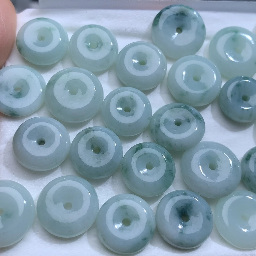 翡翠未镶嵌颈饰。发其中一个！