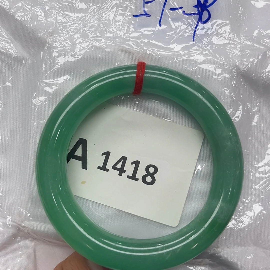 翡翠手镯未镶嵌默认瑕疵