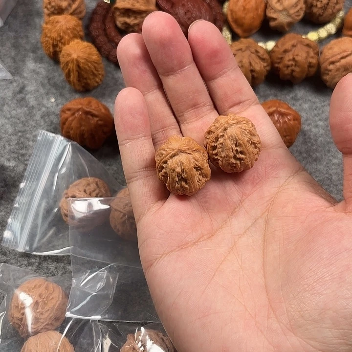 文玩核桃吊坠八棱小方尊