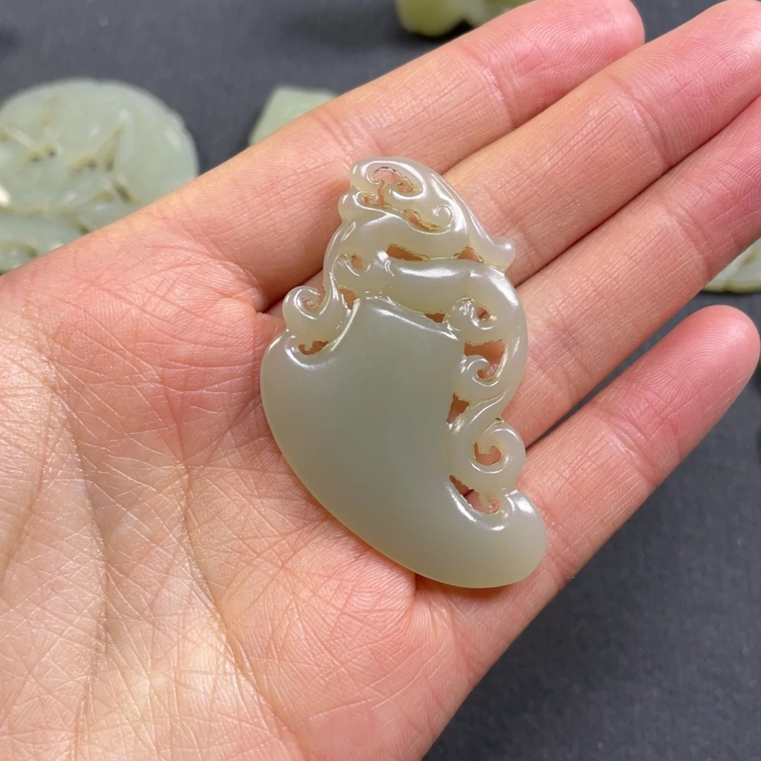 努***斗和田玉未镶嵌颈饰