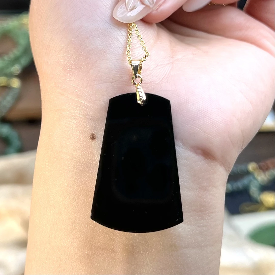 新疆和田玉细料老黑青无事牌吊坠