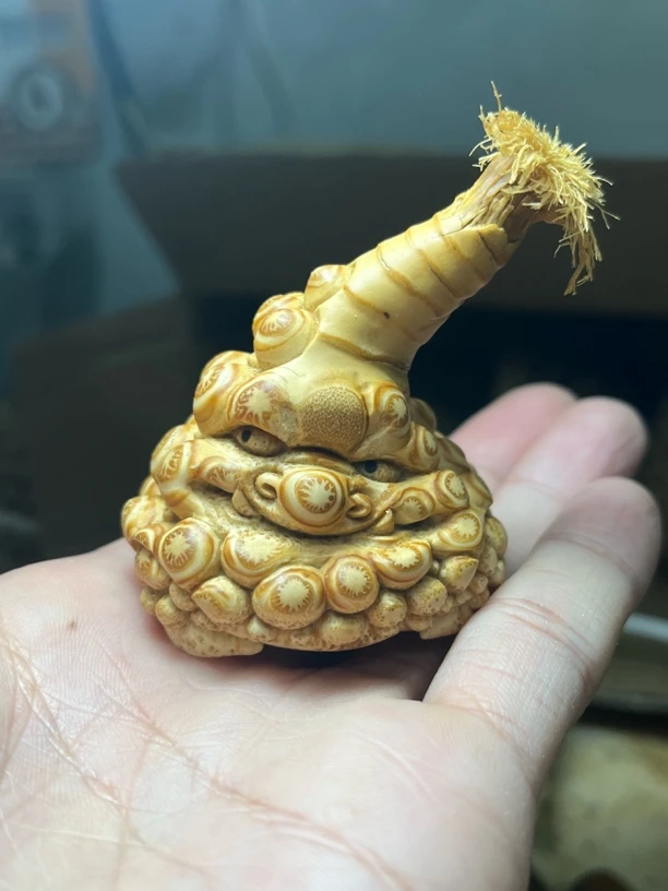 竹根雕金蟾《怪脸一撮毛》杨智成作