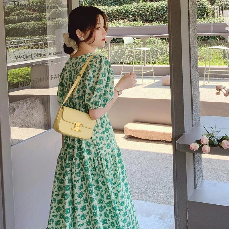 法式复古温柔风碎花连衣裙女2025夏新款高腰显瘦泡泡袖惊艳初恋裙