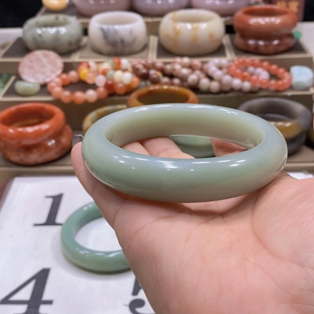 【闪购商品】未镶嵌手镯石英质玉?****r