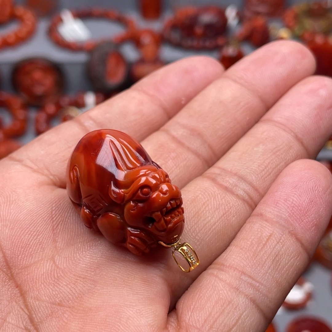 南红玛瑙18K金镶嵌珠宝奇石吊坠