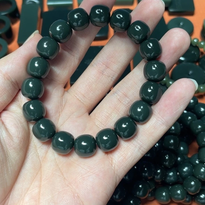 .****和田玉（青玉）未镶嵌颈饰