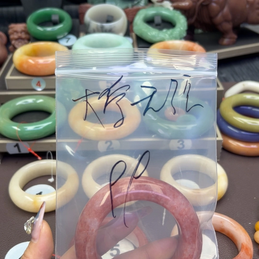 未镶嵌手镯石英岩玉大**疆