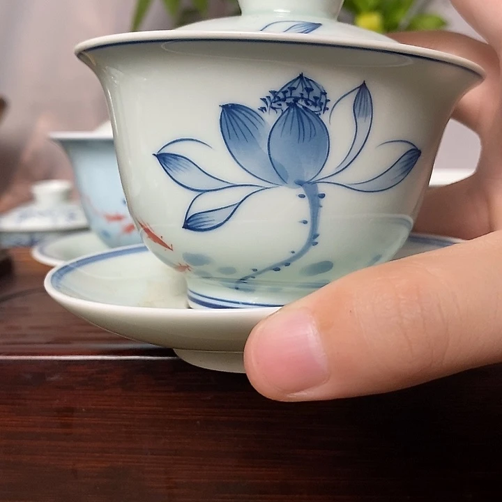 手绘荷花盖碗给一个同款杯子