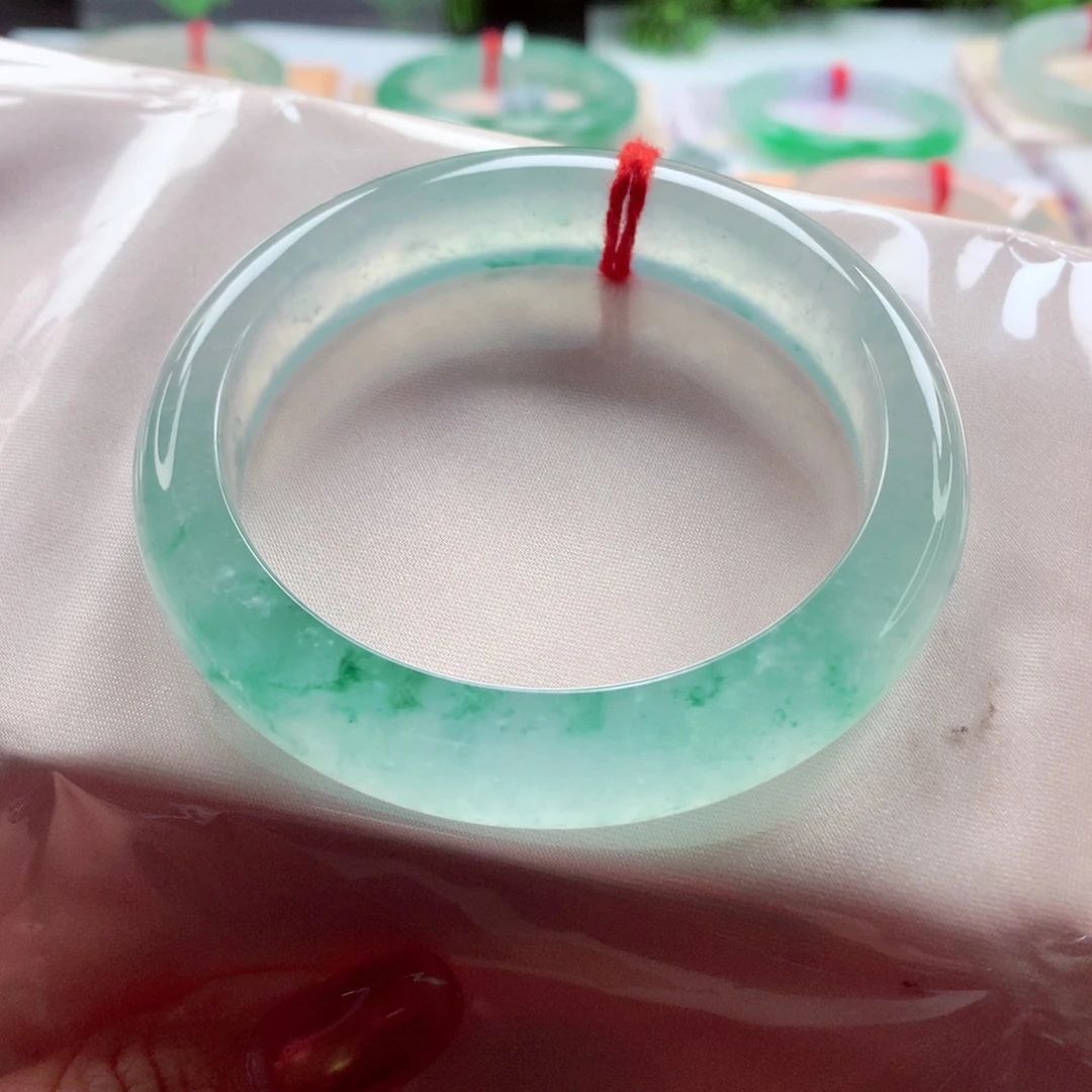 翡翠未镶嵌手镯54.6 高冰透炸光冰飘绿花 灵