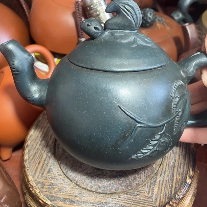 茶壶紫砂原矿泥料手工制作的一把紫砂壶。