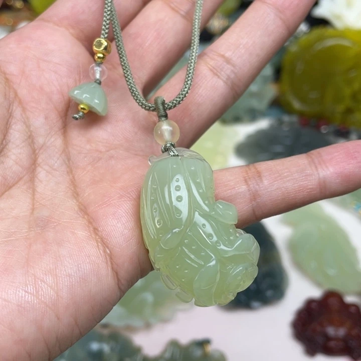 蛇纹石玉未镶嵌颈饰