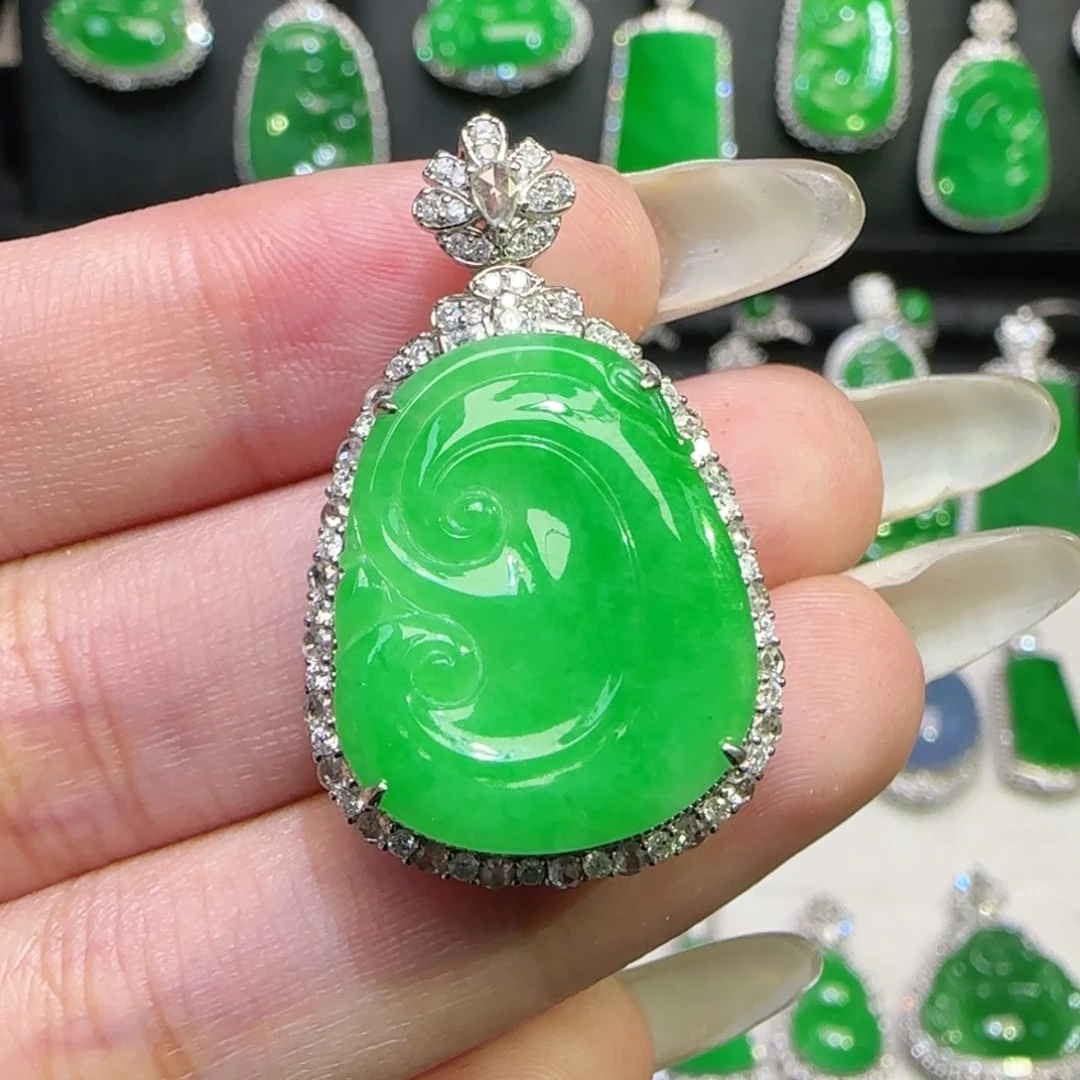 翡翠18K金镶嵌颈饰