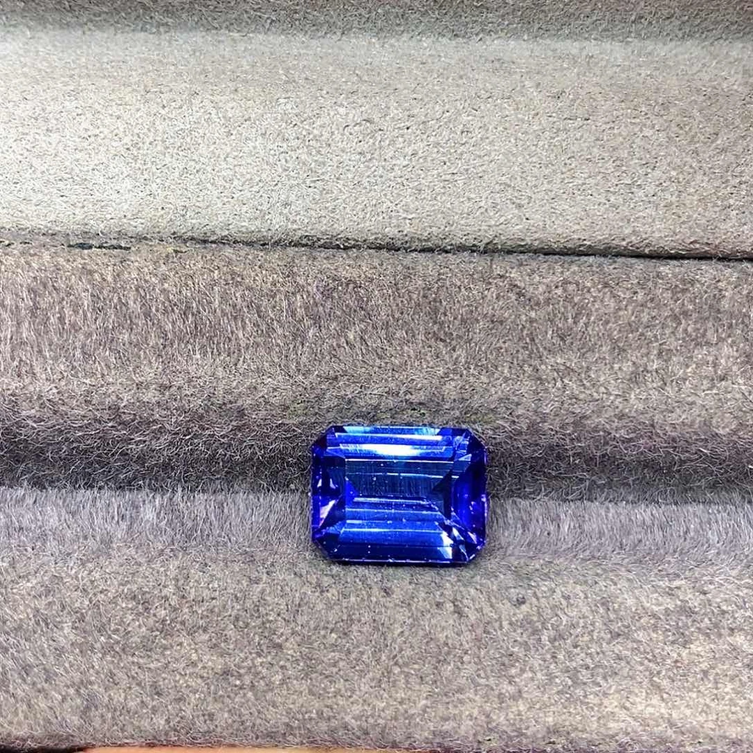 未镶嵌5.51克拉天然全净满火彩坦桑石坦桑石