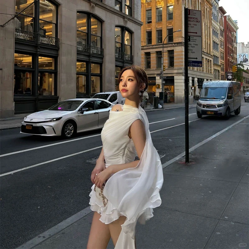 2025夏季新款高级感波嬉风雪纺斜肩飘带白色上衣层次花苞收腰短裤