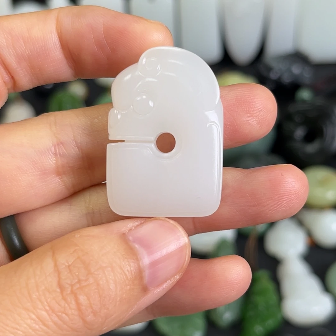 和田玉未镶嵌吊坠(赠链)