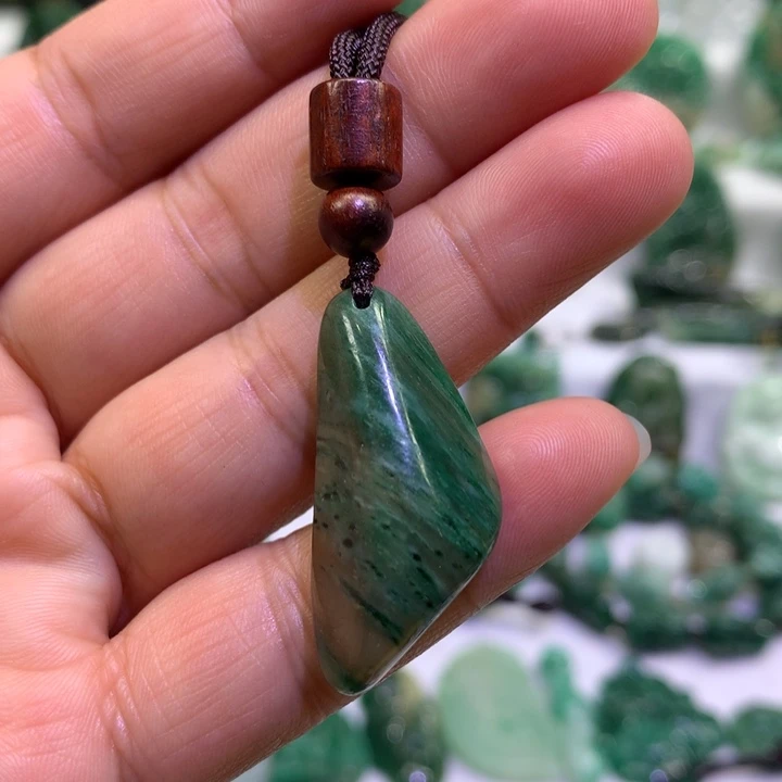 独山玉未镶嵌颈饰