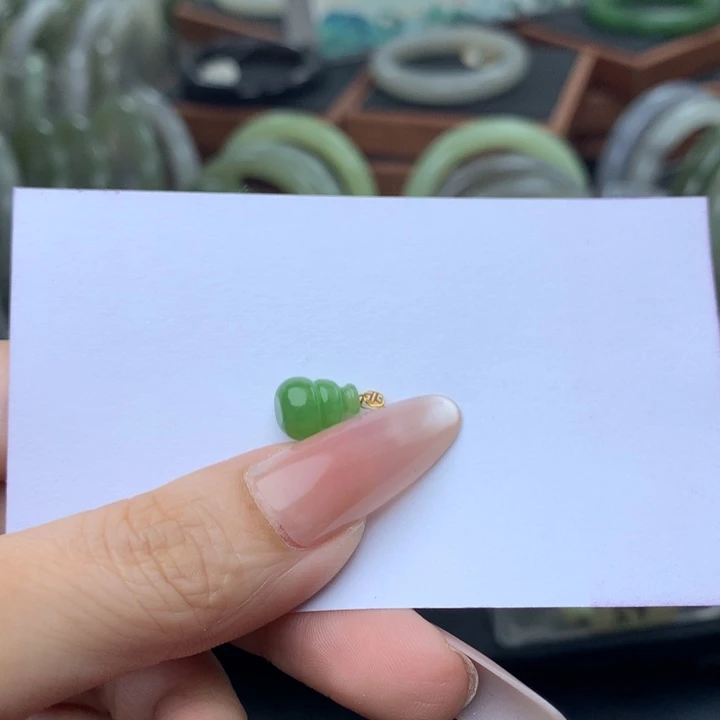 颈饰18K金镶嵌和田玉（糖玉）