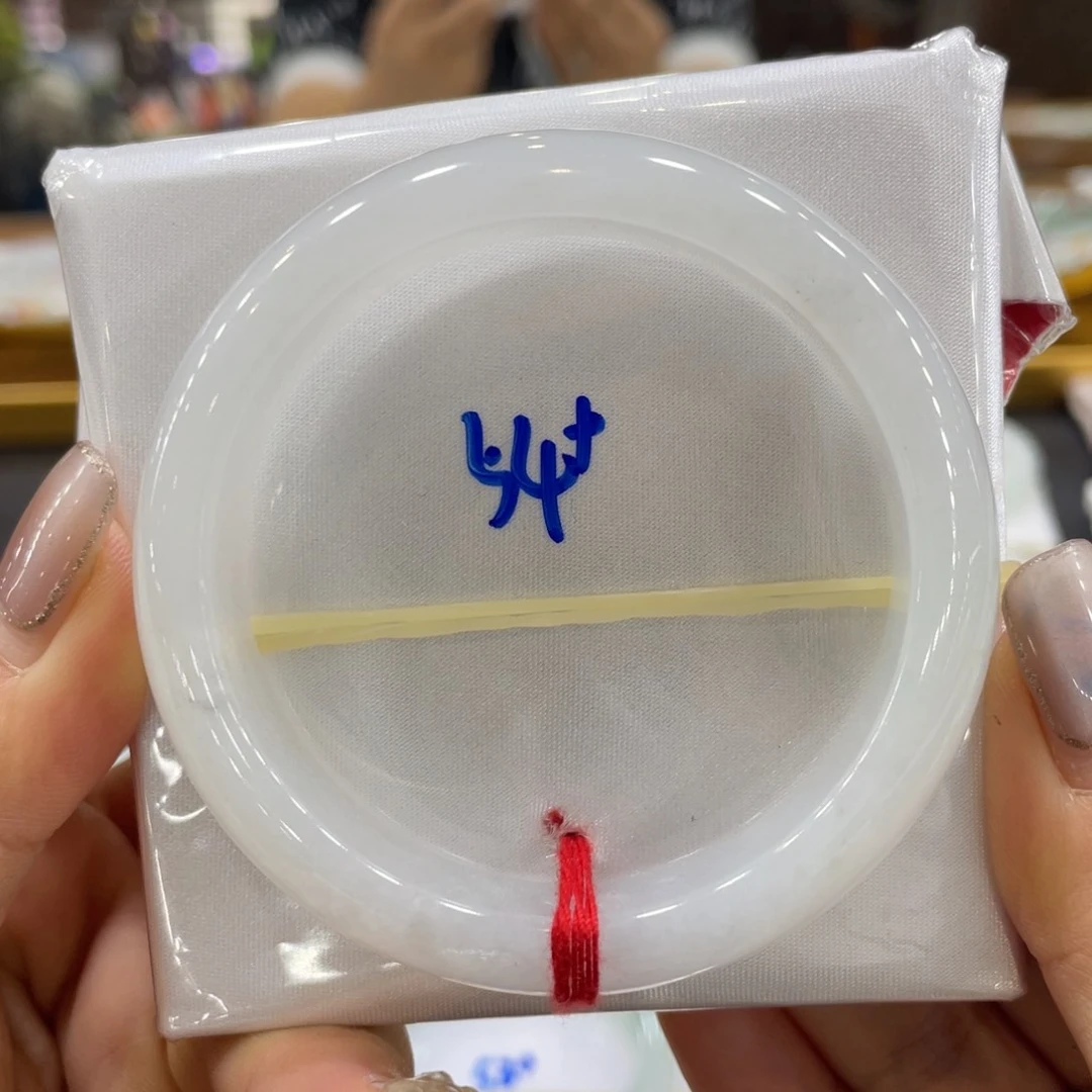 翡翠手镯未镶嵌翡翠