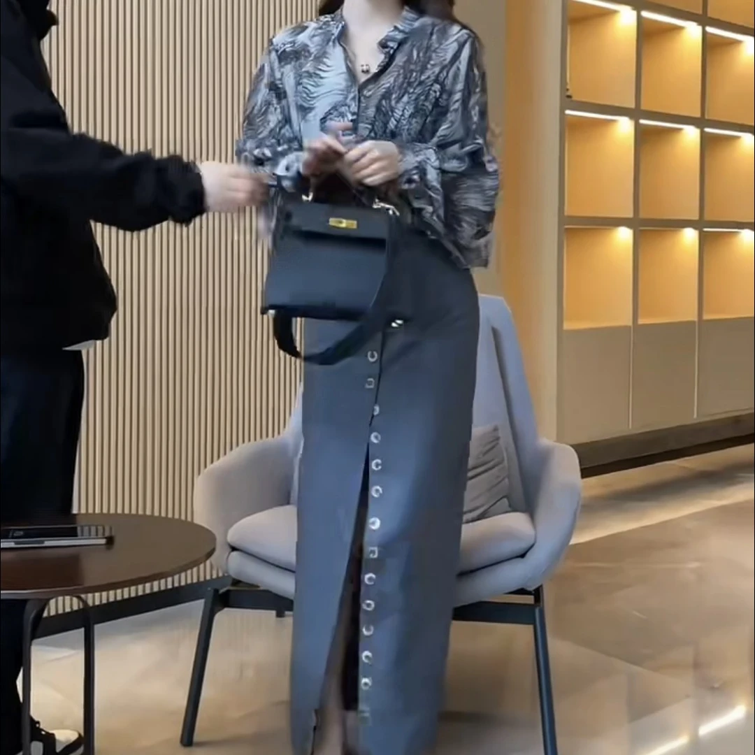 清冷贵气感印花衬衫灰色双排扣半身裙女夏季穿搭