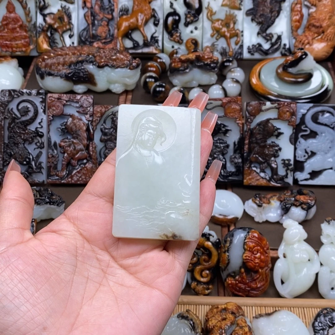 颈饰未镶嵌和田玉薄****。