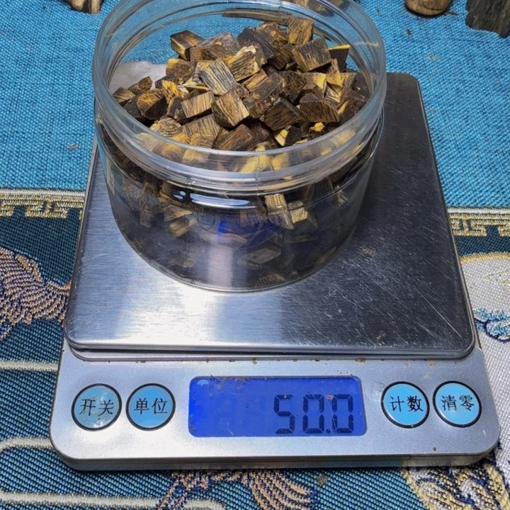 小***哥木木手工艺品绿棋红骨凹身米粒料50克