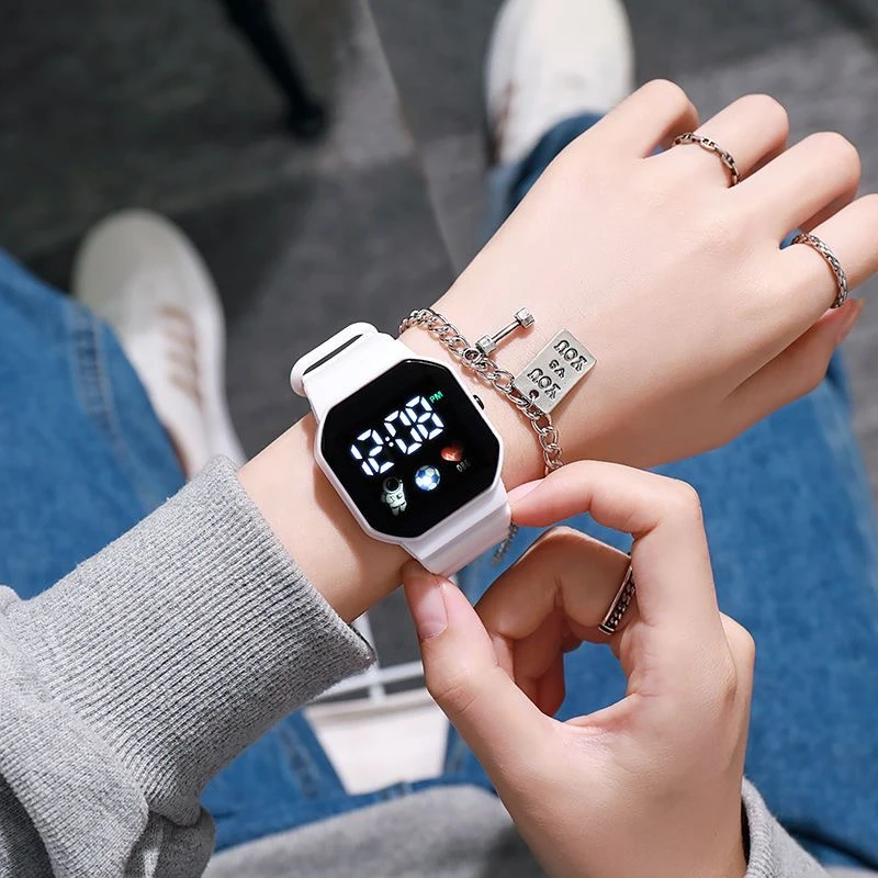 手表太空人钟表配饰科技感LED太空人手表男女儿童高颜值手表V7