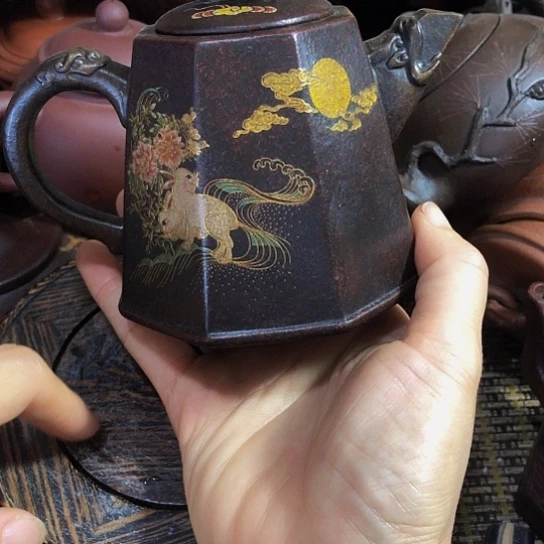 茶壶紫砂原矿泥料手工制作的一把紫砂壶。