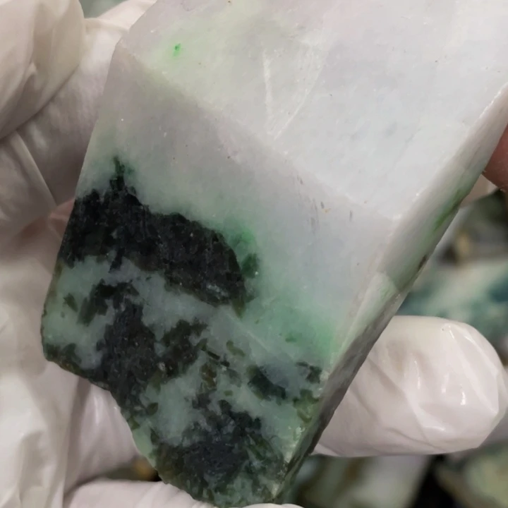 翡翠吊坠(不含链)未镶嵌天然翡翠边角料