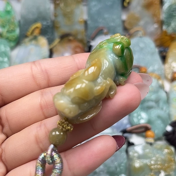 翡翠未镶嵌颈饰貔貅