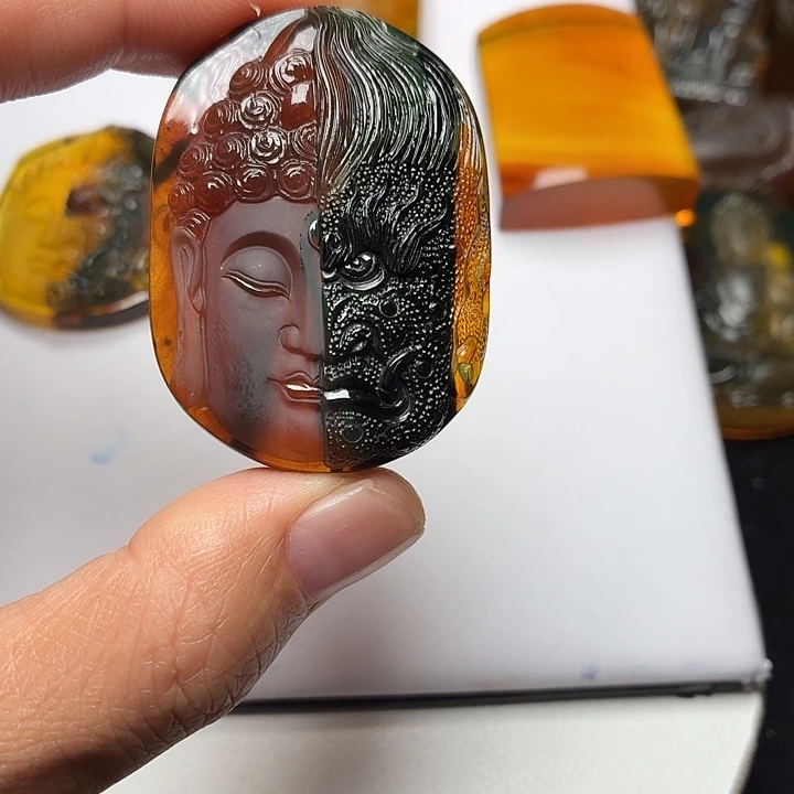 钟***r琥珀未镶嵌颈饰佛：