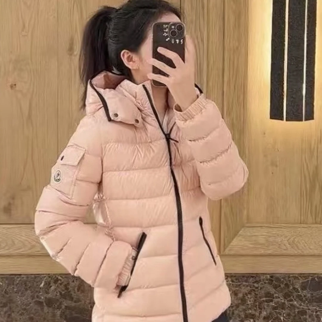 99新 MONCLER Bady粉色连帽羽绒服2码 03079