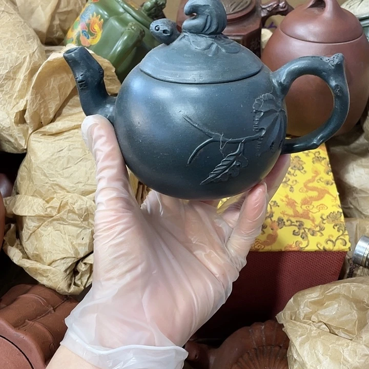 茶壶紫砂原矿泥料，手工制作的一把紫砂壶。