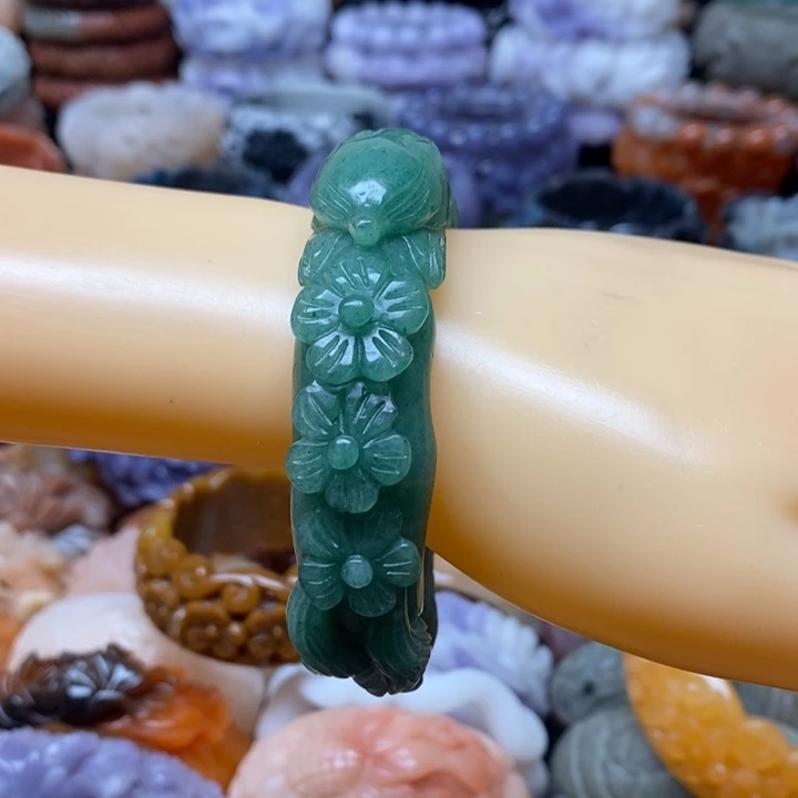未镶嵌手镯石英质玉（佘太翠）