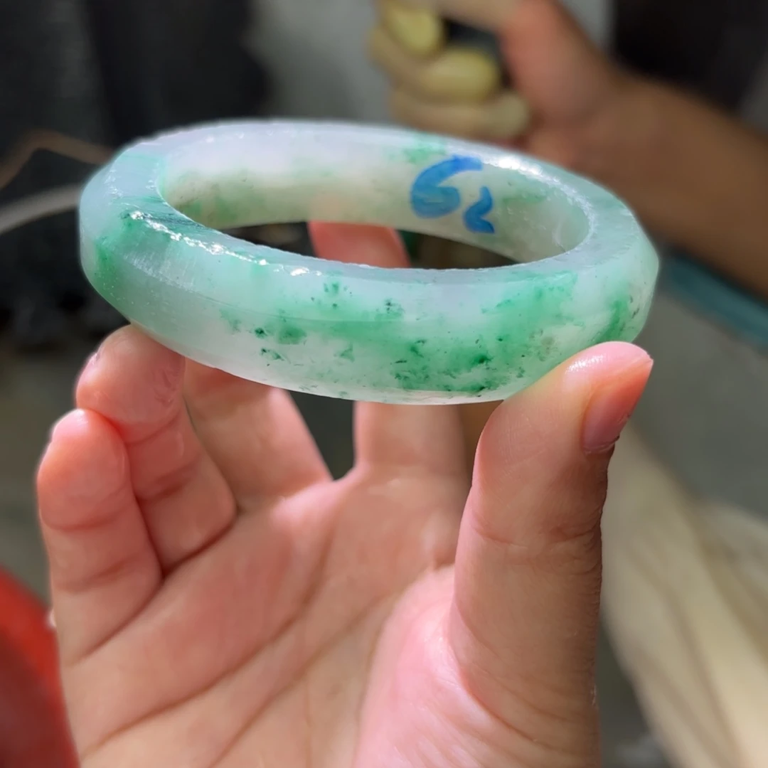 ડ***M石英质玉（非洲翠）未镶嵌手镯定制