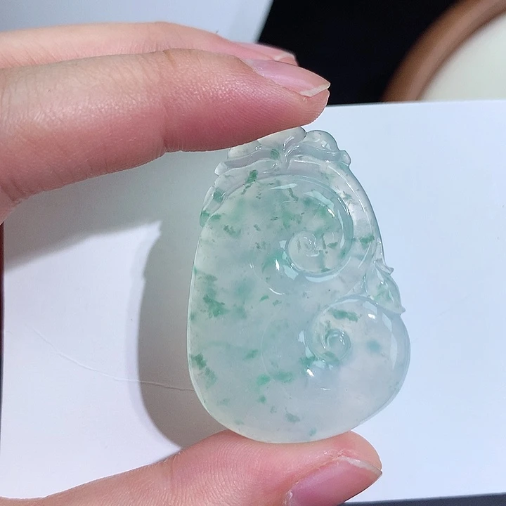 翡翠18K金镶嵌颈饰如意